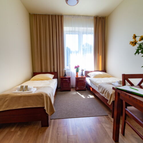 Camera cvadrupla la etaj cu baie