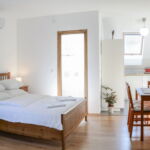 1-Zimmer-Apartment für 2 Personen mit Terasse und Aussicht auf den Wald (Zusatzbett möglich)