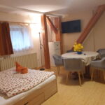 Upstairs 2-Room Apartment for 5 Persons ensuite