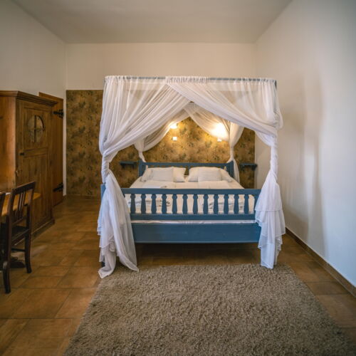 Dreibettzimmer Obergeschoss mit Aussicht auf den Hof
