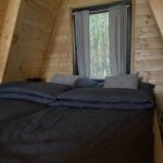 Roubenka (jako celek) s klimatizací s manželskou postelí s výhledem na les