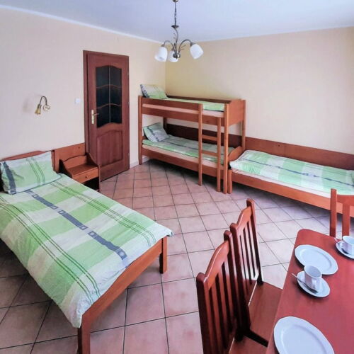 Camera tV cu ecran plat cu baie pentru 5 pers.