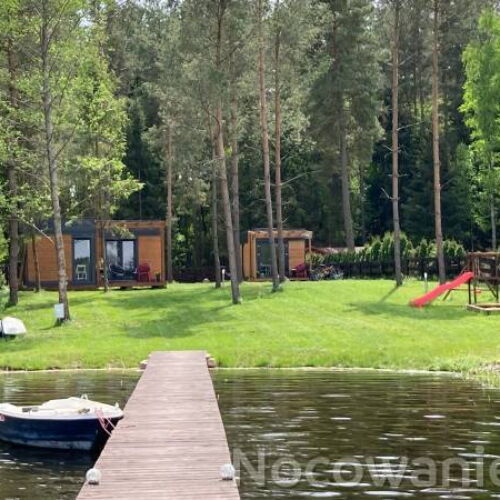 Roubenka (jako celek) s terasou pro 4 os. s výhledem na jezero