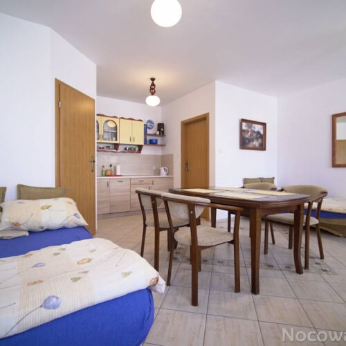 Apartament 4-osobowy z balkonem z łazienką z 1 pomieszczeniem sypialnianym