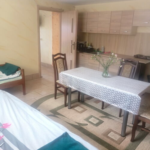 Vierbettzimmer mit Dusche und Garten