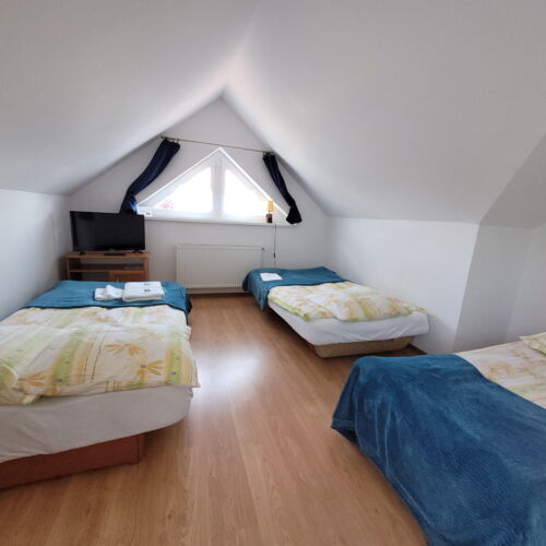 Pokój 4-osobowy z prysznicem z dostępem do ogrodu