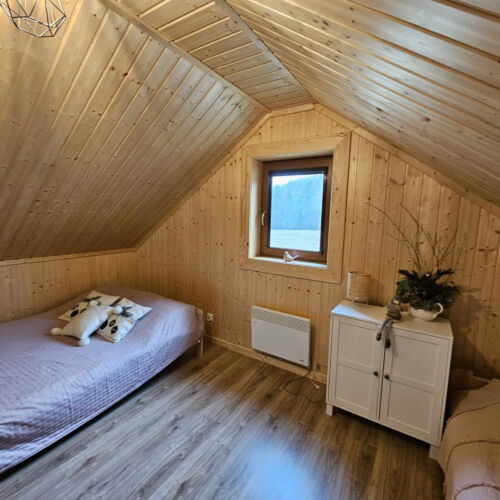 Domek drewniany 7-osobowy z widokiem na las z widokiem na rzekę