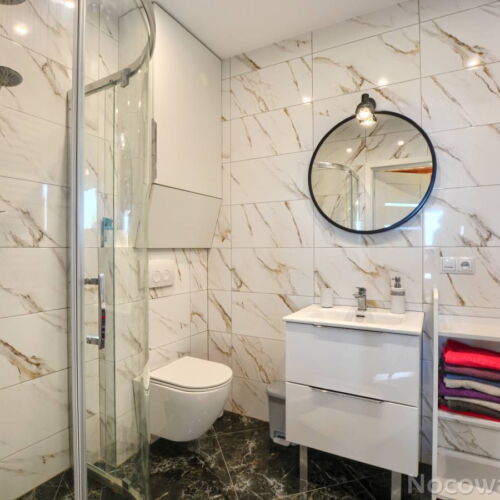 Domek drewniany 6-osobowy z prysznicem z widokiem na góry