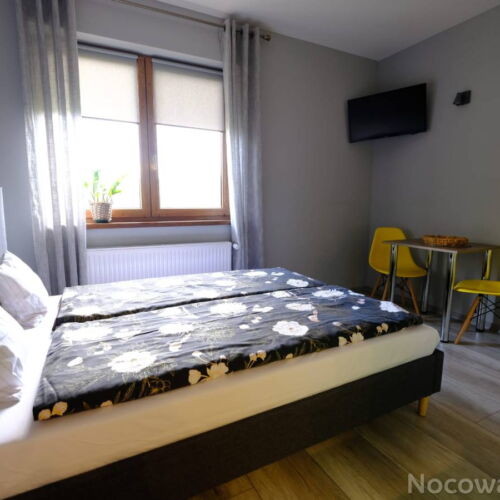 Camera tripla cu gradina cu vedere spre munte