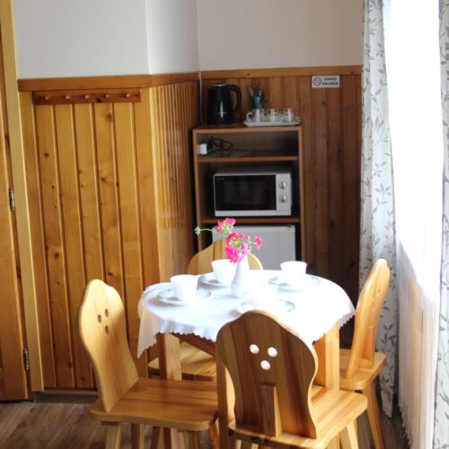 Pokój 4-osobowy z prysznicem z dostępem do ogrodu