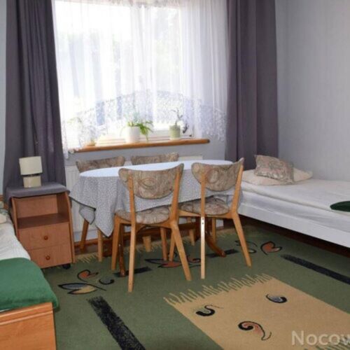 Pokój 4-osobowy z prysznicem z dostępem do ogrodu