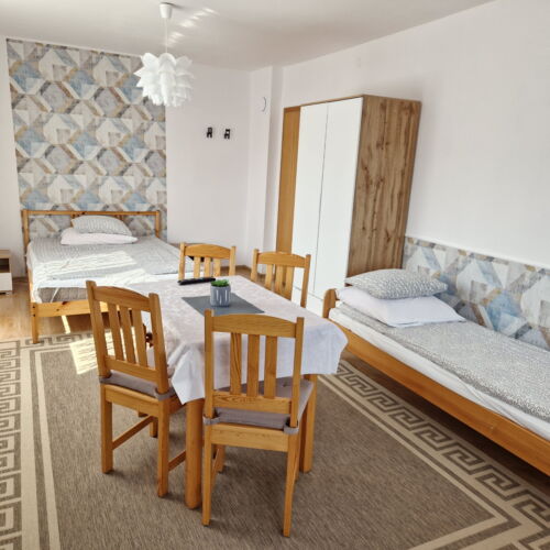 Camera cvadrupla cu cadita de dus