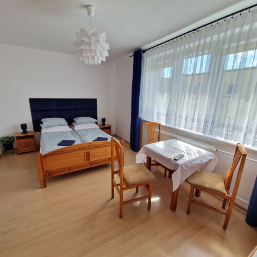 Camera tripla cu cadita de dus