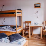 Hegyekre néző zuhanyzós háromágyas szoba