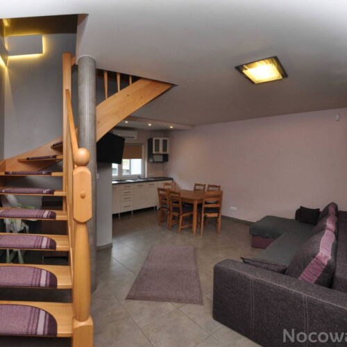 Domek drewniany 8-osobowy z prysznicem z dostępem do ogrodu