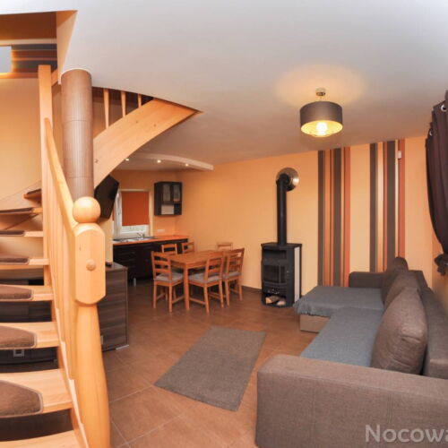 Domek drewniany 8-osobowy z prysznicem z dostępem do ogrodu