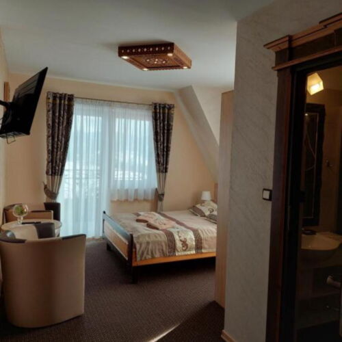 Pokoj se sprchou s manželskou postelí s výhledem na hory