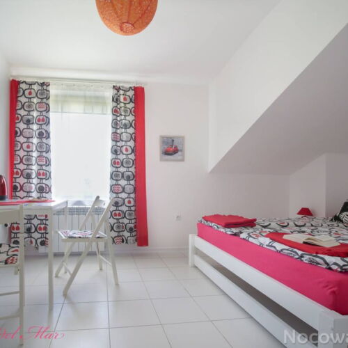 Pokoj s koupelnou s manželskou postelí s výhledem do zahrady