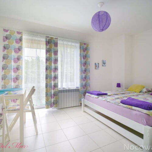 Pokoj s balkónem s koupelnou s manželskou postelí