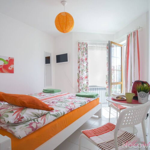 Pokoj s balkónem s koupelnou s manželskou postelí