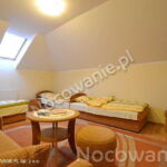 Zuhanyzós háromágyas szoba