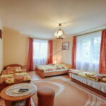 Zuhanyzós négyágyas szoba