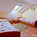 Zuhanyzós kétágyas szoba