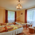 Zuhanyzós háromágyas szoba