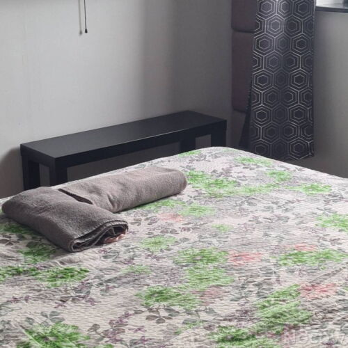 Pokoj se sprchou s manželskou postelí na poschodí