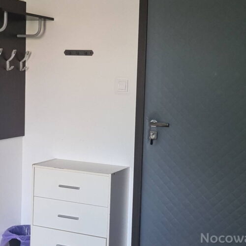 Pokoj se sprchou s manželskou postelí na poschodí