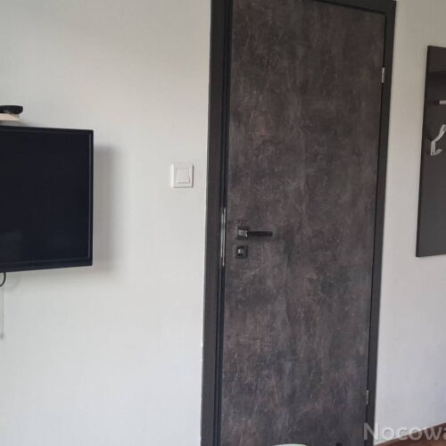 Pokoj se sprchou s manželskou postelí na poschodí