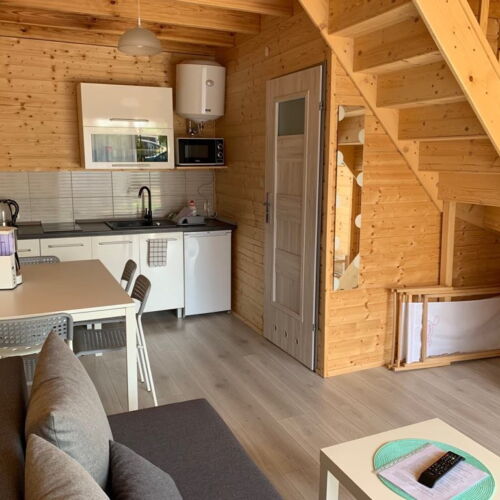 Cabană cu duș cu grădină pentru 6 pers. (se inchirieaza doar integral)