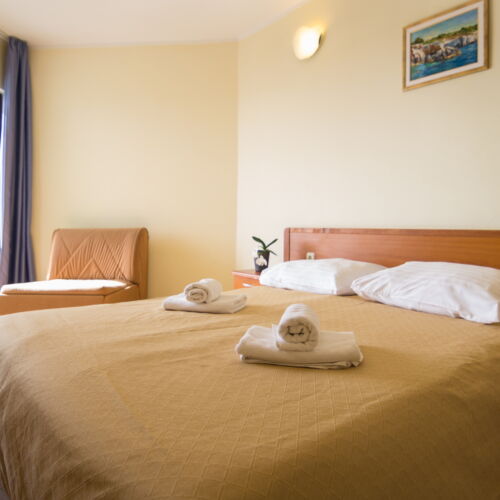 Camera twin cu balcon cu vedere parțială spre mare