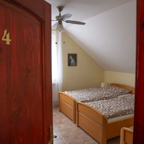 Izba so sprchou so spoločnou kuchynkou pre 2 os.