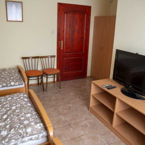 Izba so sprchou so spoločnou kuchynkou pre 2 os. (s možnosťou prístelky)