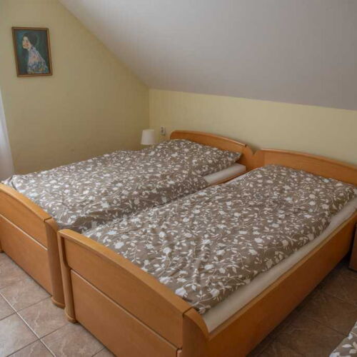 Izba so sprchou so spoločnou kuchynkou pre 3 os. (s možnosťou prístelky)