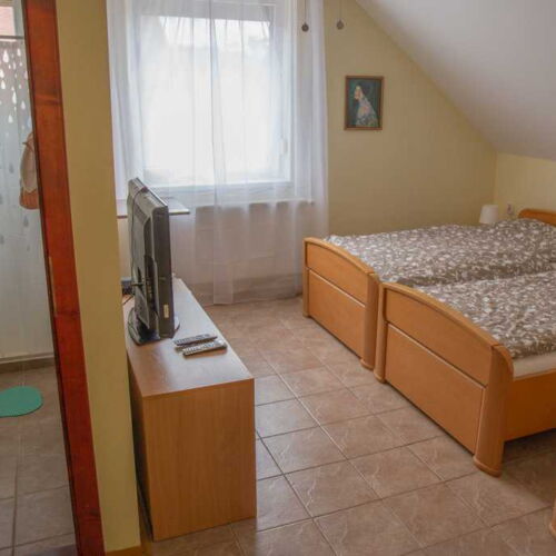 Izba so sprchou so spoločnou kuchynkou pre 3 os. (s možnosťou prístelky)