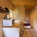 Zweibettzimmer mit Dusche und Eigner Küche