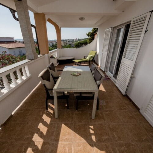 Apartament la etaj cu vedere parțială spre mare cu 2 camere pentru 4 pers.