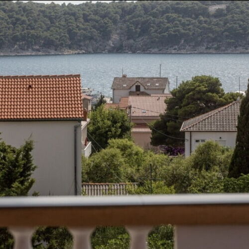 Apartament la etaj cu vedere spre mare cu 2 camere pentru 4 pers.