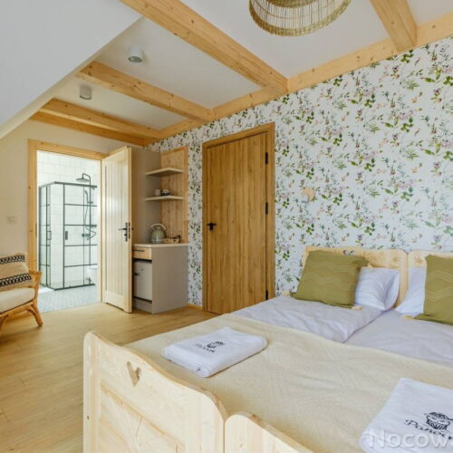 Camera tripla cu balcon cu vedere spre munte