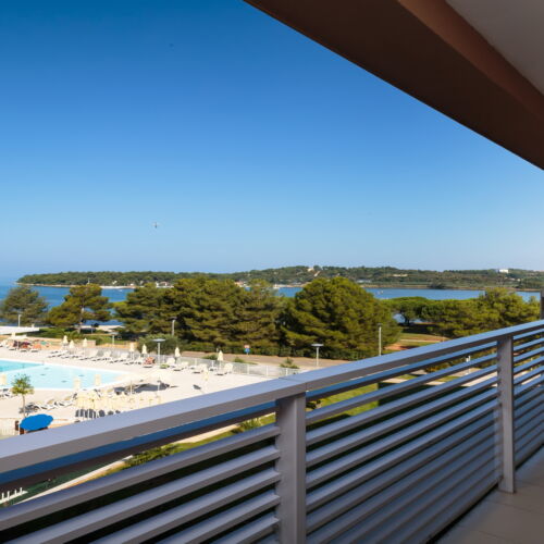 Camera tripla premium cu vedere spre mare