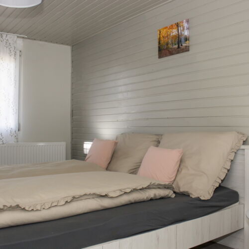 Camera cvadrupla la etaj cu balcon (se poate solicita pat suplimentar)