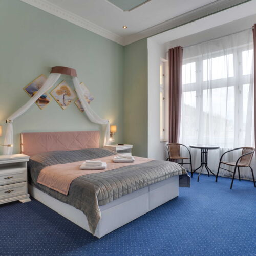 Pokoj s manželskou postelí