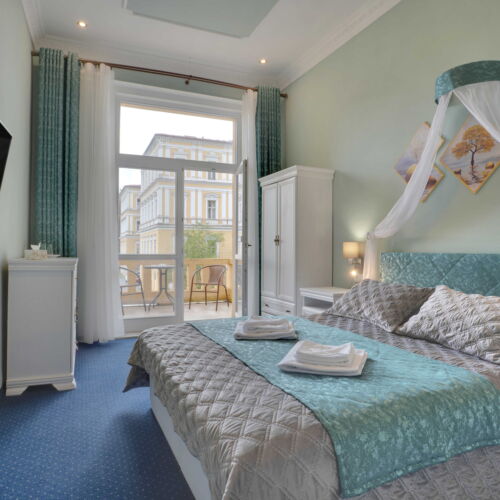 Pokoj s balkónem  s manželskou postelí