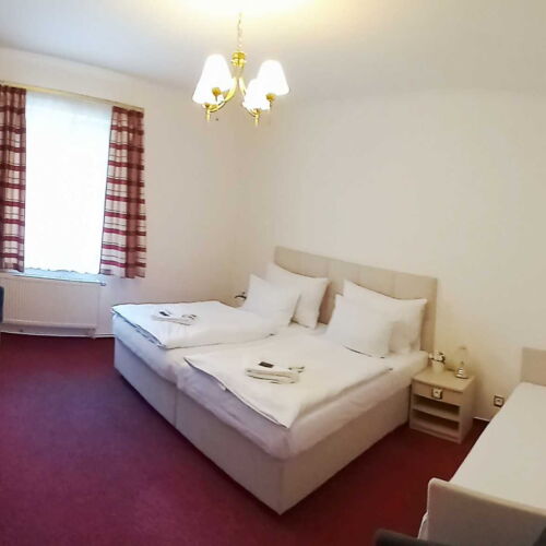 Luxusní třílůžkový pokoj č. 102