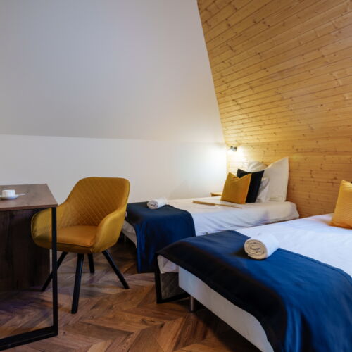 Suita la etaj la mansarda cu 2 camere pentru 4 pers. (se poate solicita pat suplimentar)