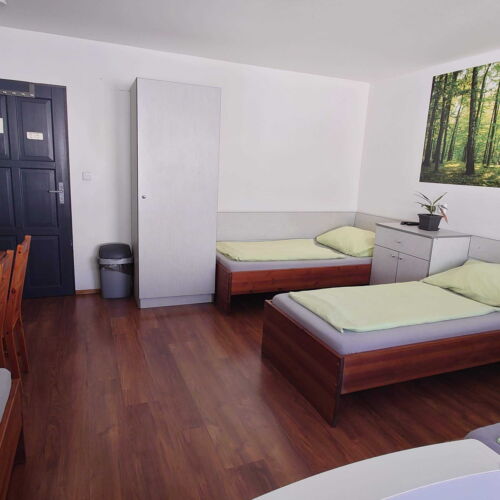 Pokoj se sprchou se společnou kuchyňkou pro 4 os.