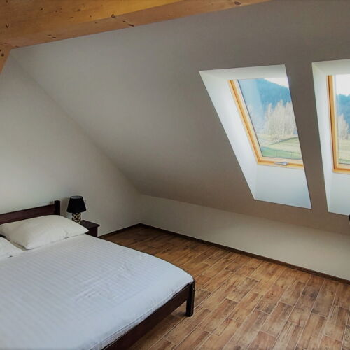 Camera cvadrupla la etaj cu vedere spre grădină