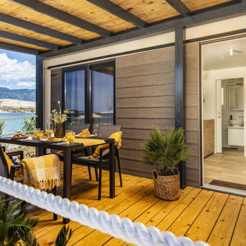 Cabană cu vedere spre munte cu vedere parțială spre mare pentru 4 pers. (se inchirieaza doar integral)